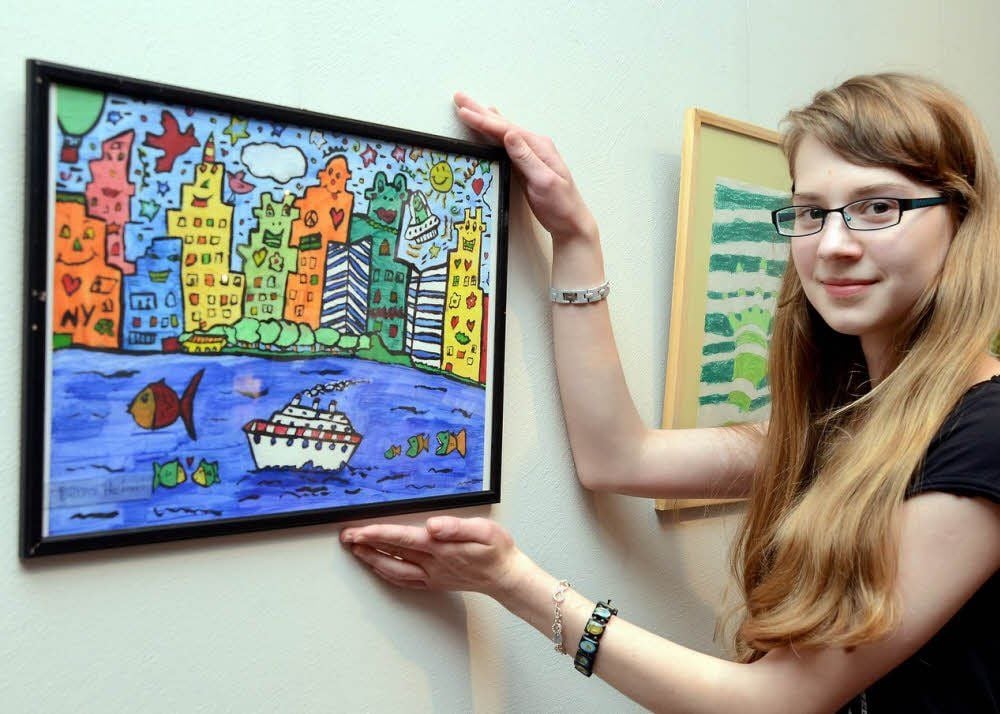 Preisträgerin Diana Heinrich zeigt ihr Bild.
