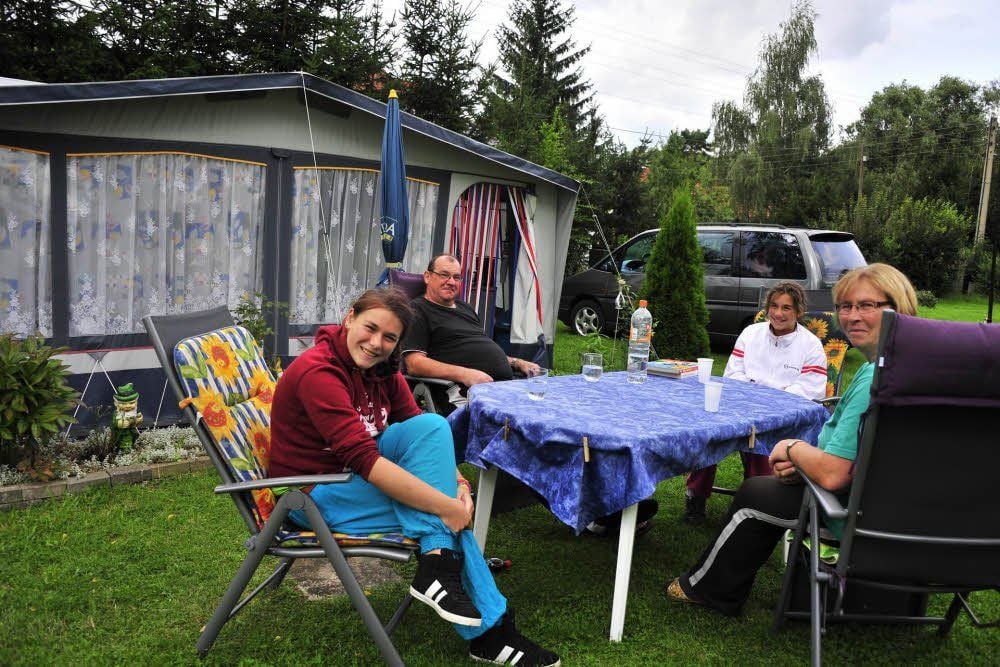 Monika und Hans-Jürgen Hahn genießen auf dem Kretzschauer Campingplatz die Zeit mit ihren Enkelinnen Chantal (l.) und Fabienne Stiebritz.