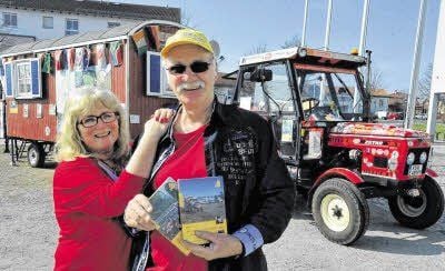 Gefährt für tausende Kilometer: Dieter Christian Ochs und Ehefrau Barbara haben mit Traktor und Bauwagen eine Europatour gemacht.