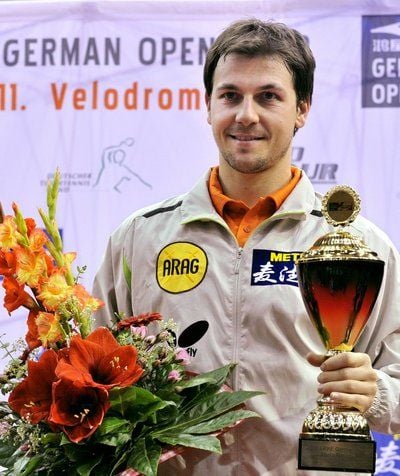 Der Deutsche Timo Boll posiert mit dem Pokal am Sonntag nach seinem Finale im Einzel der Herren gegen Chih-Yuan Chuan (Taiwan, nicht im Bild) im Velodrom in Berlin. Timo Boll bezwingt seinen Gegner mit 4:1 Sätzen und gewinnt die German Open. (FOTO: DPA)