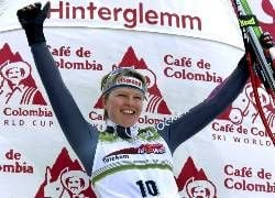 Hilde Gerg feiert auf dem Podium ihren Sieg im