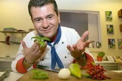 Der ungarische Fernsehkoch Róbert Bede präsentiert Kräuter und Paprika im Studio von TV Paprika. (Foto: dpa)