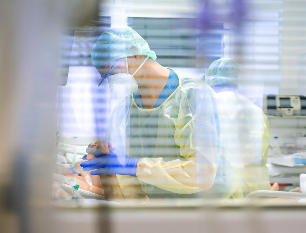Auch dafür muss Zeit sein: Den Patienten, die um ihr Leben kämpfen, die Hand halten.