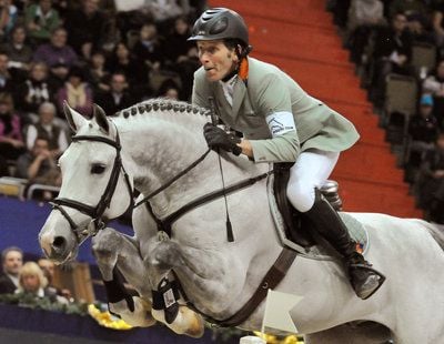 Ludger Beerbaum springt mit seinem Pferd "Coup de Coeur" bei der Riders Tour in München über ein Hindernis. (FOTO: DPA)