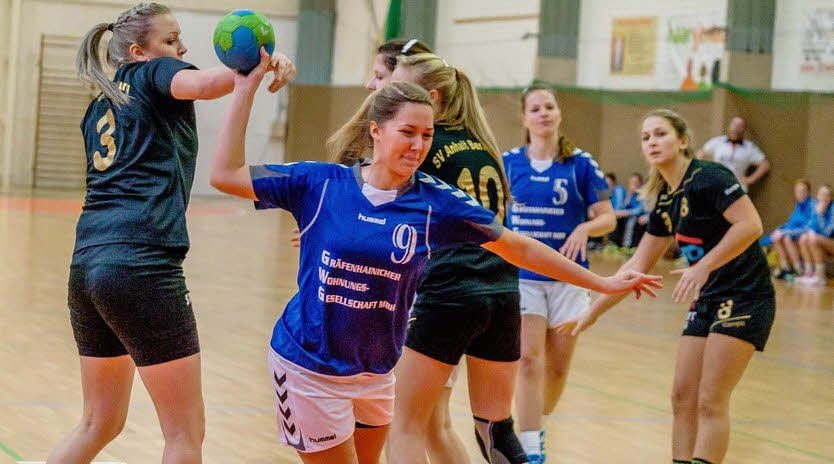 Julia Otto (am Ball) besiegte mit den Frauen der BSG Aktivist Gräfenhainichen zu Hause den SV Anhalt Bernburg 33:27.