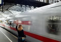 Liebe auf Distanz: Der Abschied am Bahnhof ist in vielen Fernbeziehungen ein festes Sonntagsritual. (Foto: dpa)