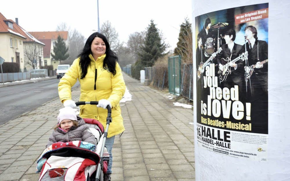 Ines Hrouda aus Bernburg geht fast täglich in der Gröbziger Straße an der Litfaß-Säule vorbei und wirft auch einen Blick darauf.