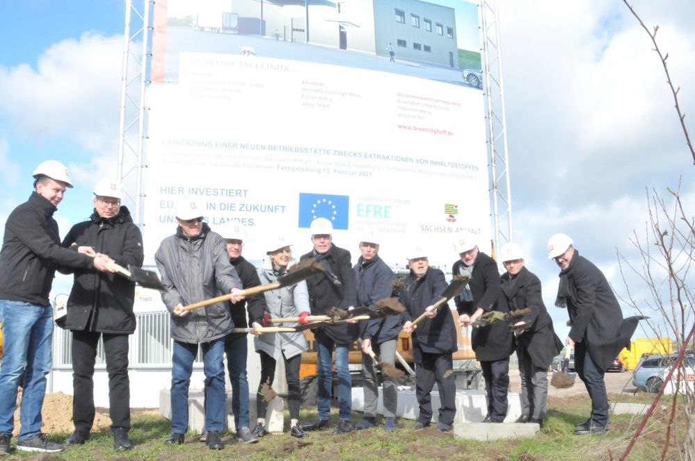 Vollzogen am Freitag den symbolischen Spatenstich (von links): Marc Schöler (Hochschule Anhalt), Andreas Büttner (Baufirma Brüninghoff), Richard Klix, Marcus Lemke (beide Hochschule Anhalt), Gudrun Hams-Weinecke (Marketingleiterin Dermasence), Ingo Meyer (Architekturbüro), Bauherr Detlef Isermann, Ingo Schellenberg (Hochschule Anhalt), Oberbürgermeister Henry Schütze, Vizelandrat Thomas Michling und Wirtschaftsdezernent Holger Dittrich.