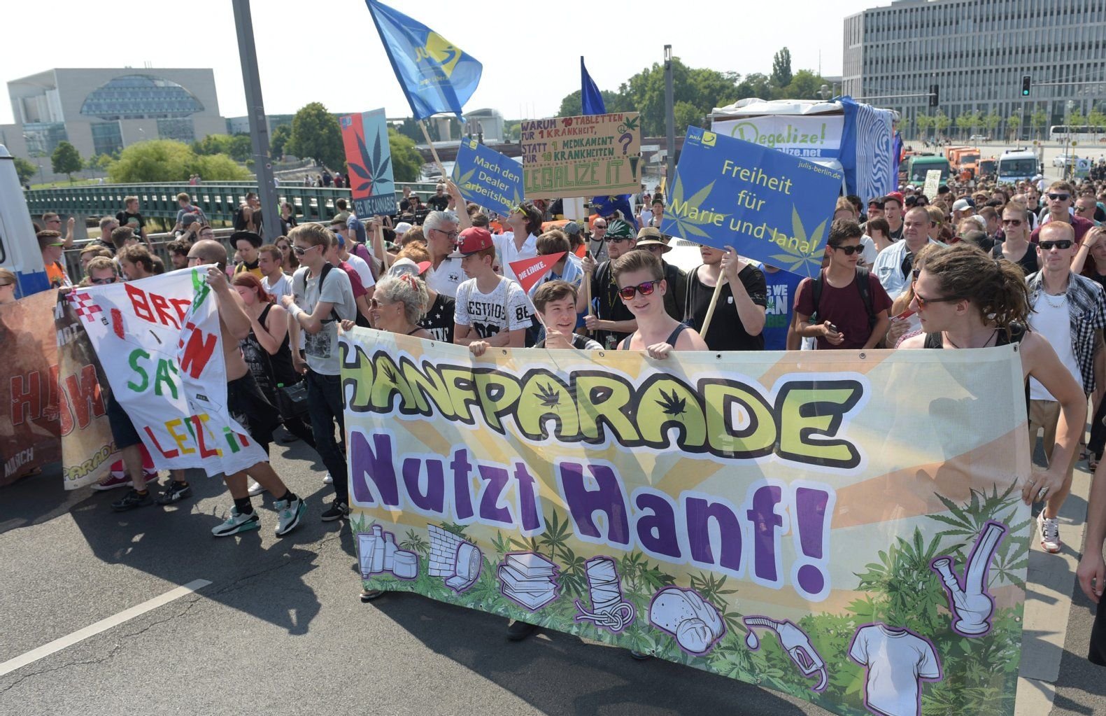 Tausende Menschen zogen am Samstagmittag durch Berlin, um für eine liberalere Drogenpolitik zu werben.