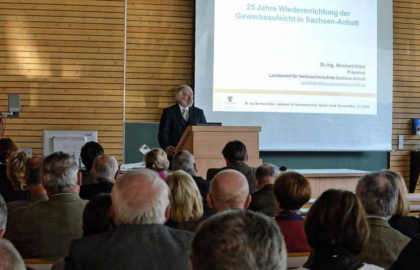 Im Auditorium Maximum der Fachhochschule Anhalt in Dessau fand die Feierstunde „25 Jahre Wiedereinrichtung der Gewerbeaufsicht in Sachsen-Anhalt“ statt.