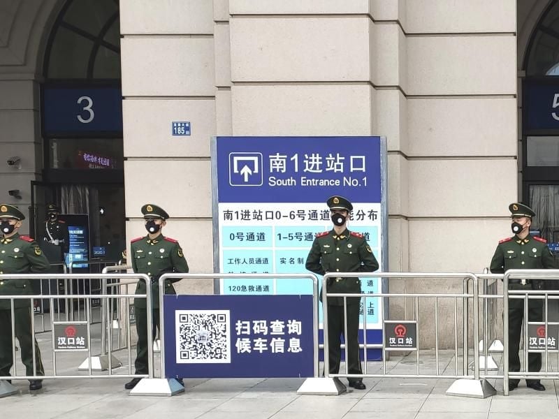 Gesperrter Bahnhof in Wuhan: Die chinesische Millionenmetropole steht praktisch unter Quarantäne. Foto: -/Thepaper/AP/dpa