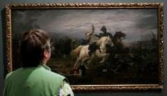 Eine Frau steht im Museum im Schloss Lützen in der Ausstellung «Gustav Adolf - König von Schweden. Die Kraft der Erinnerung 1632-2007», vor dem Gemälde «Tod des Königs in der Schlacht» aus dem Jahre 1886 von Karl Wilhelm Räuber. (Foto: ddp)