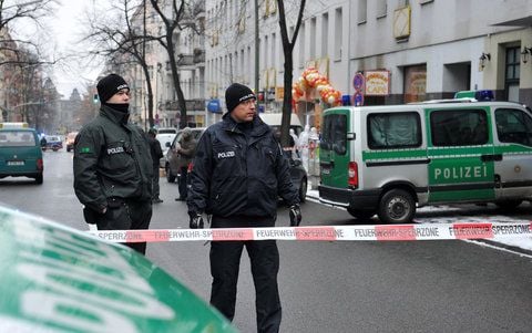Polizisten riegeln am 16.01.2013 in Berlin an der Flughafenstraße den Bereich vor einer Bäckerei ab. In dem Geschäft hatte ein Mann eine Frau erschossen, eine weitere schwer verletzt. Polizisten konnten den Täter vor dem Geschäft festnehmen. Die Hintergründe der Tat sind derzeit unklar. (FOTO: DPA)