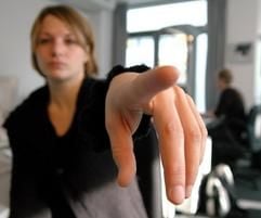 Anderen sagen, wo es langgeht - Arbeitnehmer sollten sich weder von Kollegen noch vom Chef alles gefallen lassen. (Foto: dpa)