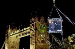 Der US-amerikanische Magier David Blaine lässt sich am 05.09.2003 in einer Plexiglas-Box über die Themse ziehen. (Foto: dpa)