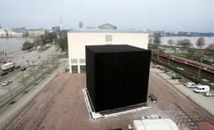 Blick auf den riesigen schwarzen Würfel an der Kunsthalle in Hamburg (Archivfoto vom 09.03.2007).