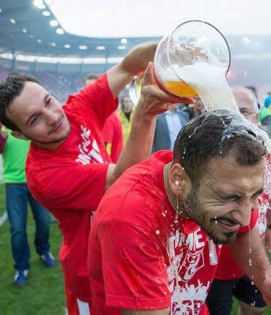 Die letzte Aktion von Daniel Ziebig im HFC-Trikot: Nach dem Landespokalsieg überschüttete er Akaki Gogia (r.) mit Bier.