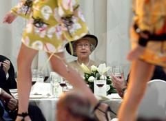 Die britische Königin Elizabeth II. schaut sich am Donnerstag (04.11.2004) im Ständehaus in Düsseldorf eine Modenschau an. (Foto: dpa)