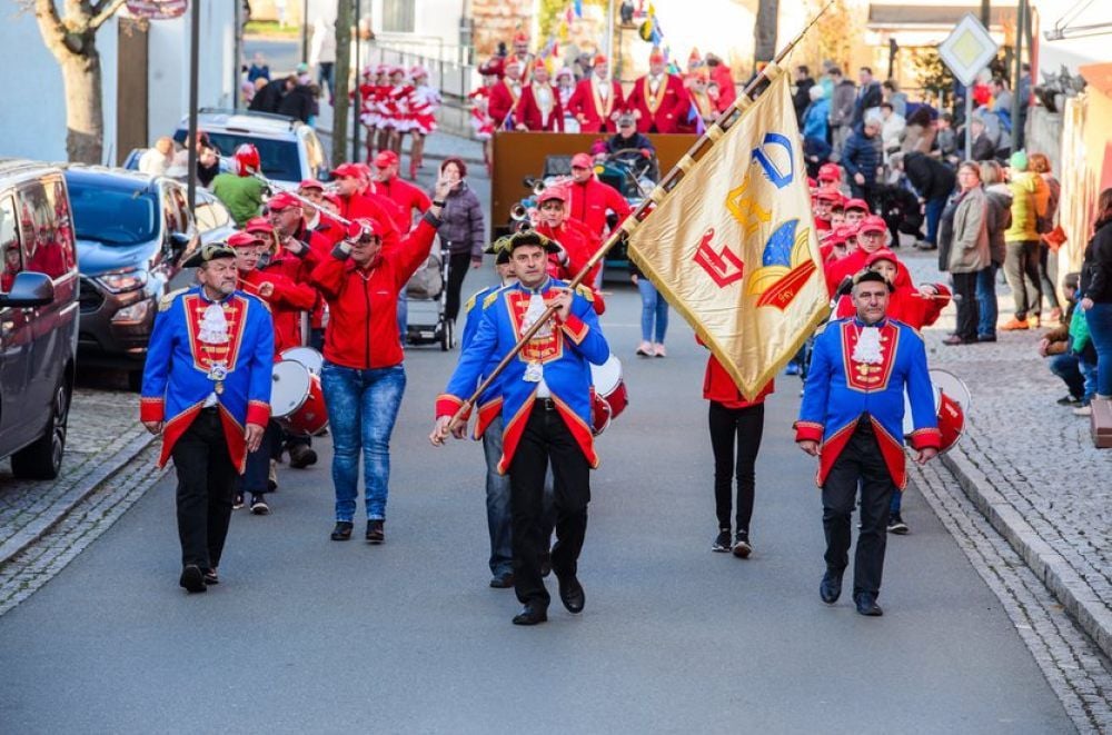 Dirk II. und Anke IV. regieren für eine Session in Großjena, das Männerballett kommt zur Inthronisierung mit dem Wikingerschiff, die Hofpolizei führt den Umzug durchs Dorf an.
