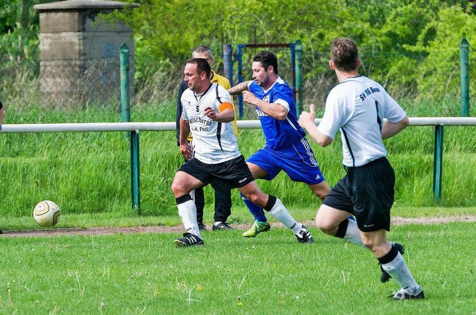René Müller vom SV Beuna (links) beim Kampf um den Ball mit Nico Wieruch.