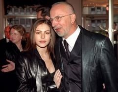 Das Archivbild vom 30.03.2001 zeigt den Maler Jörg Immendorff und Ehefrau Oda in Düsseldorf. Nach dem Fund von rund zehn Gramm Kokain beim Düsseldorfer Maler wollen die Behörden am Montag (18.08.2003) Einzelheiten zu dem Fall bekanntgeben. Der 58-Jährige war am Samstag in der Suite eines Düsseldorfer Nobelhotels von der Polizei überrascht worden, als er mit neun Damen Kokain nehmen wollte. (Foto: dpa)