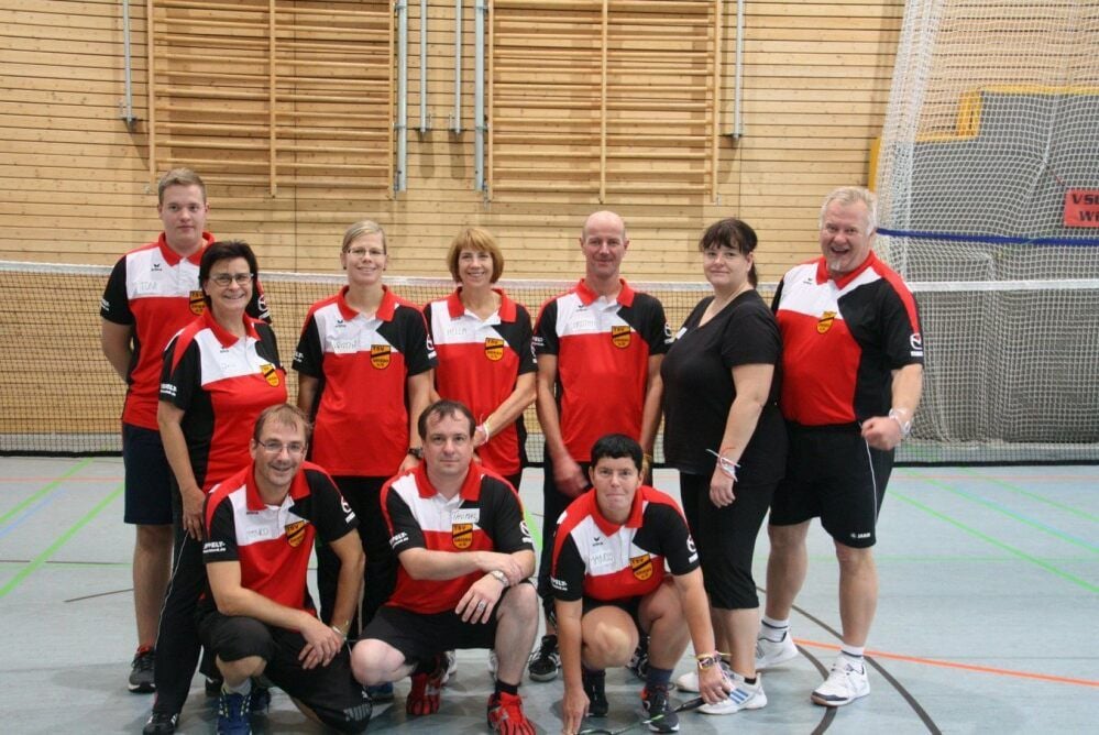 Die Grieboer Badminton-Spieler mit ihren neuen T-Shirts