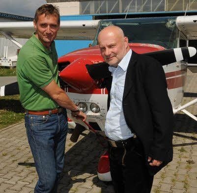 Fläming Air-Chef Martin Eckardt (l.) wird den Prinzen begrüßen. Hans-Joachim Frank, Intendant vom „theater 89“, führt Regie.