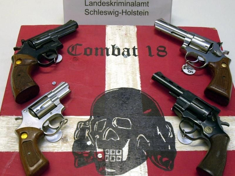 Sichergestellte Waffen der Neonazi-Gruppe „Combat 18” im schleswig-holsteinischen Landeskriminalamt in Kiel. Foto: Horst Pfeiffer/dpa/Archivbild