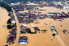 Schwere Unwetter undÜberschwemmungen haben in Südostasien (hier in Thailand) bis zum Montag mindestens 60Menschen das Leben gekostet und tausende Einwohner in die Fluchtgetrieben. (Foto: dpa)