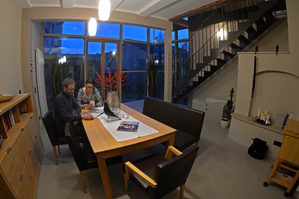 Im Inneren des Fachwerkhauses bestimmen Licht und Weite das Bild. Moderne Elemente prägen das Innenleben des Hauses.