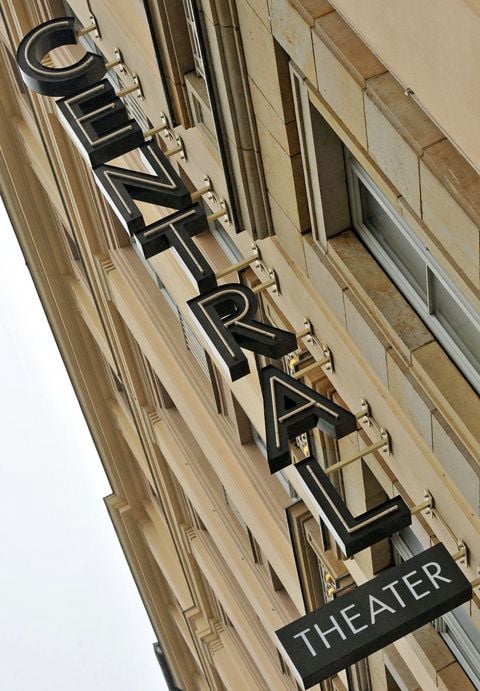 Der Schriftzug am Centraltheater Leipzig. Das Leipziger Centraltheater muss ab jetzt ohne seine innovative Zweitbühne auskommen. Die Skala wird geschlossen - aus Geldmangel. (FOTO: DPA)