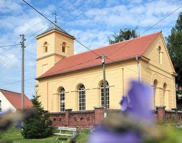 Die kleine Kirche in Woltersdorf: Nach grundhafter Sanierung war der klassizistische Bau in dem Ortsteil der Gemeinde Zahna-Elster 2013 wieder eingeweiht worden.
