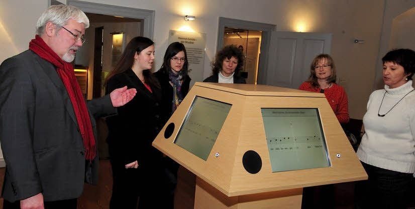 Beim Rundgang: Das klingende Notenpult fasziniert die Gäste aus Sachsen.