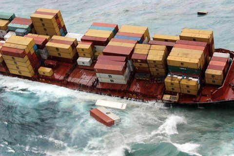 Der havarierte Frachter vor der Küste Neuseslands verliert bei schwerer See und stürmischen Winden Ladung. (FOTO: DPA)