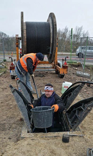 Die Firma Mielke & Hölcker Elektro- und Fernmeldebau verlegt Glasfaserkabel für die Wasserstadt.