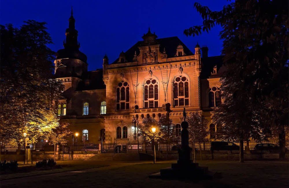 Das Merseburger Ständehaus wird nachts besonders schön angestrahlt.