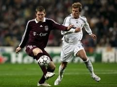 Fußball Champions League, Real Madrid gegen FC Bayern München am Dienstag (20.02.2007). David Beckham (r) von Real Madrid kämpft gegen Bastian Schweinsteiger vom FC Bayern München. (Foto: dpa)