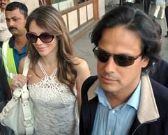 Elizabeth Hurley und ihr Mann Arun Nayar landete am Montag in Bombay. (Foto: dpa)