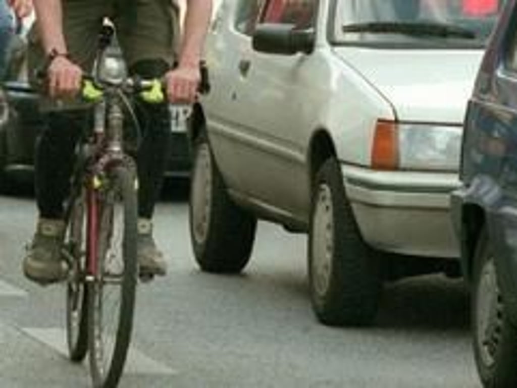 Als eine 55-jährige Frau in Oschersleben mit dem Fahrrad auf die Straße fährt, stößt sie mit einem Auto zusammen.