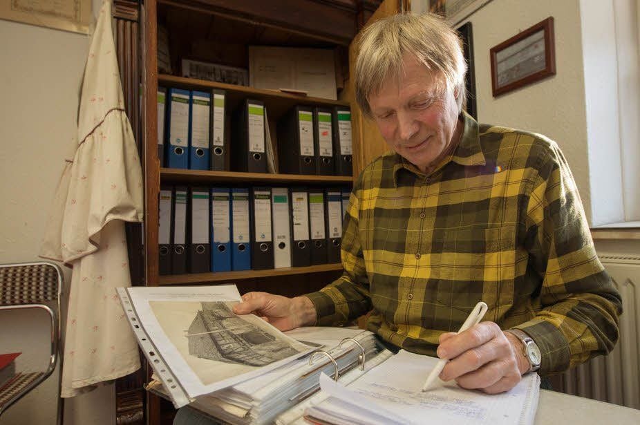 Anton Fiege stellt eine umfassende Ortschronik für Rieder zusammen. Dafür recherchiert er in alten Unterlagen.