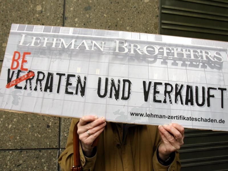 Anleger, die in Zertifikate der insolventen US-Bank Lehman Brothers investiert haben, demonstrierten 2008 in Düsseldorf. Foto: Federico Gambarini