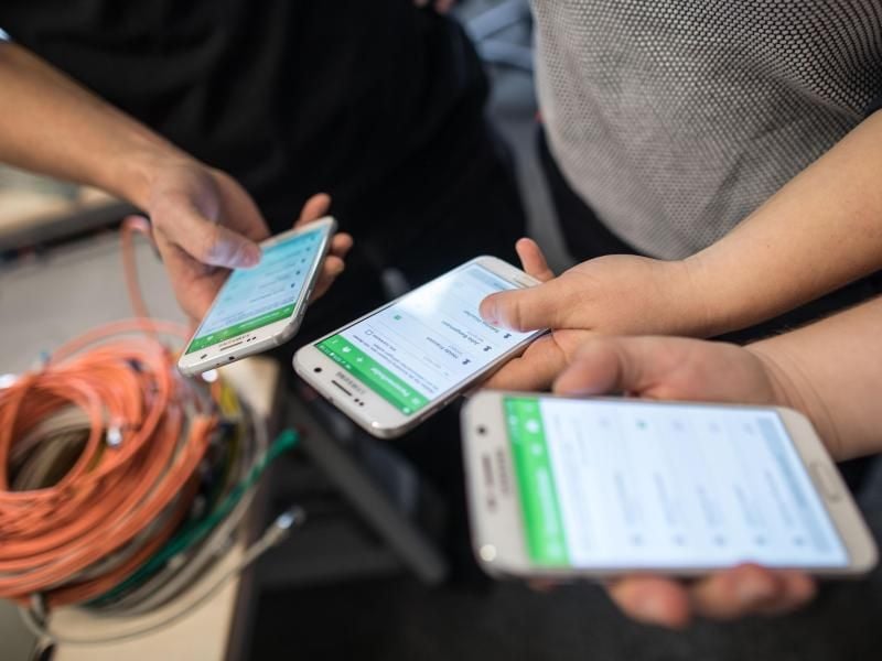 Handys mit der App „Smarter”. Mit ihrer Hilfe soll im Krisenfall infrastrukturlose Kommunikation gewährleistet werden, wenn zum Beispiel die Handy-Netze ausfallen. Foto: Frank Rumpenhorst