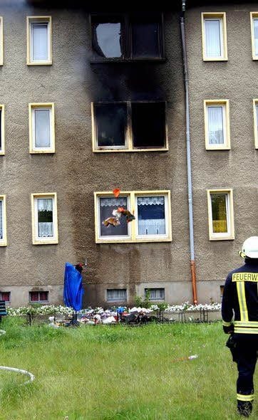 Bis zum Nachbarblock flogen Gardine und Splitter.