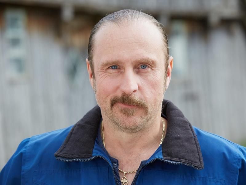 Der Schauspieler Bjarne Mädel stellt den Putzeimer weg. Foto: Georg Wendt