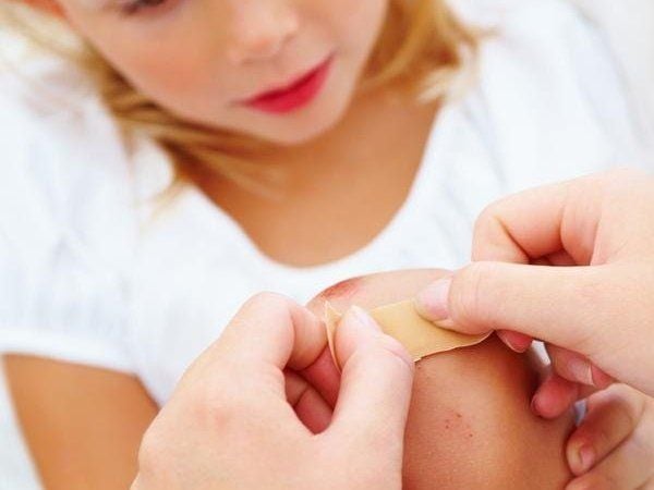 Besser mit Pflaster: Dadurch bleibt die Wunde feucht, das lässt sie besser heilen.