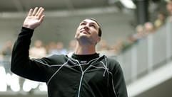 Der amtierende Schwergewichtsweltmeister der IBF und IBO, Wladimir Klitschko aus der Ukraine, winkt am Mittwoch (04.07.2007) bei einem öffentlichen Training in einem Autohaus in Köln im Ring.