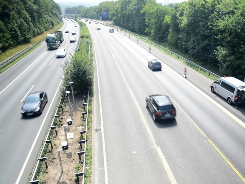 Blitzer stehen auf der Autobahn 45 Richtung Frankfurt bei Hagen in einer Baustelle. Foto: Caroline Seidel/Archiv