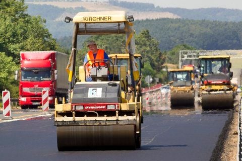 Baufahrzeuge bringen am Donnerstag (08.07.2010) auf der Autobahn A4 zwischen den Anschlussstellen Jena und Stadtroda in Fahrtrichtung Dresden bei laufendem Verkehr eine neue Fahrbahn auf. (FOTO: DPA)