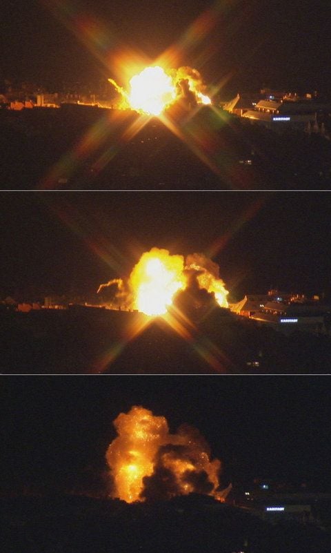 Ein Feuerball ist am Dienstag (28.08.2012) in der Nähe der Münchner Freiheit in München (Oberbayern) während der Sprengung einer Bombe zu sehen. Insgesamt mussten etwa 2500 Menschen ihre Wohnungen verlassen. Wie die Feuerwehr mitteilte, wurde bei Bauarbeiten auf dem Gelände einer früheren Kneipe ein 250-Kilo-Blindgänger gefunden. (FOTO: DPA)