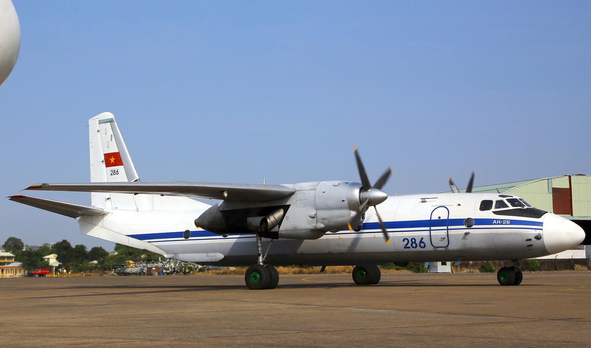 Ein vietnamesisches Militärflugzeug des Typs Antonow AN-26 parkt auf einer Flugbasis. Eine russische Militärtransportmaschine des selben Typs ist abgestürzt.